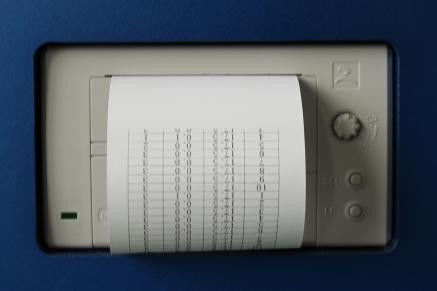 เครื่องทดสอบบุหรี่อิเล็กทรอนิกส์ที่แม่นยําสําหรับการทดสอบปริมาณควันที่มีประสิทธิภาพสูง